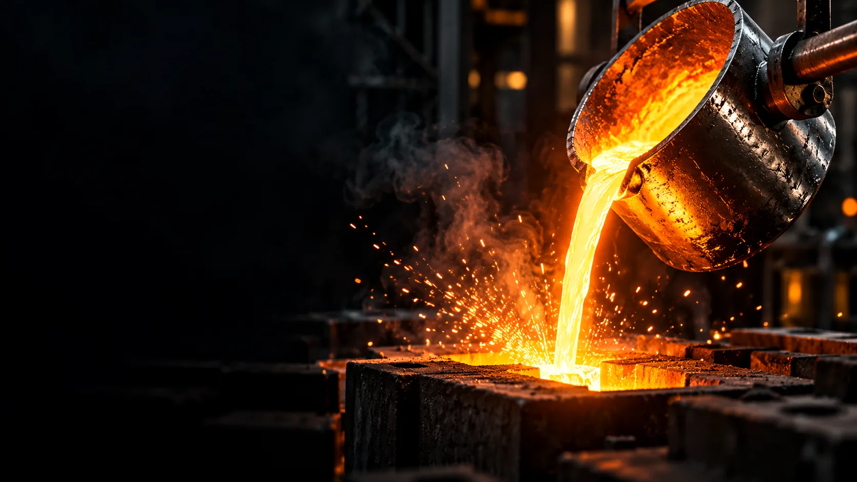 Concha de fundição em aço inox despejando metal líquido incandescente em um molde de areia